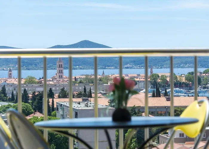 Jadran Apartment With Balcony And Parking Garage