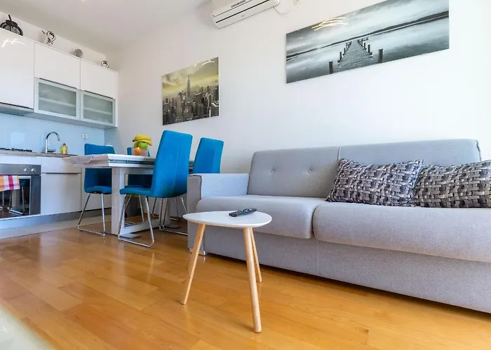 Jadran Apartment With Balcony And Parking Garage