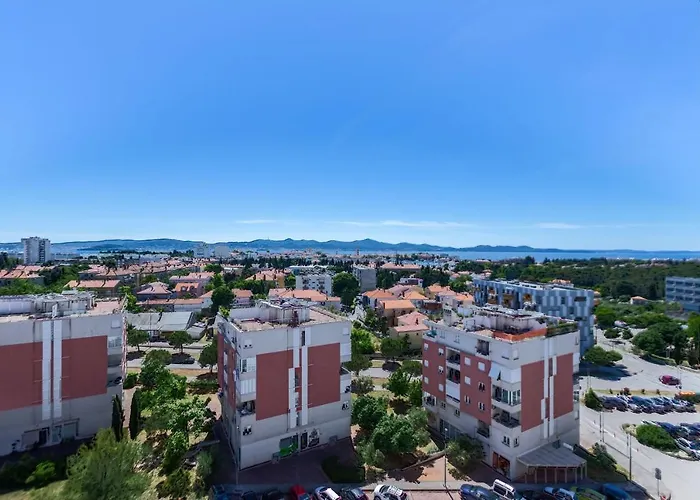 Jadran Apartment With Balcony And Parking Garage