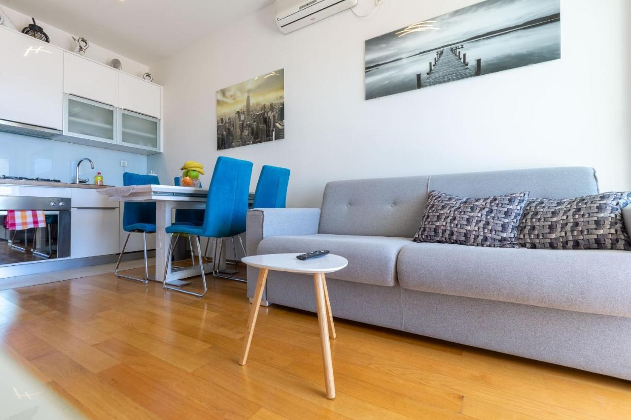 Jadran With Balcony And Parking Garage Apartment *