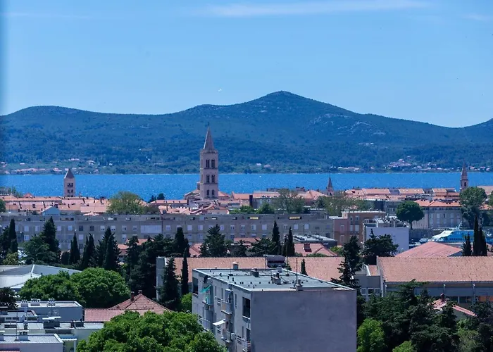 Jadran Apartment With Balcony And Parking Garage