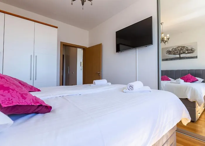 Jadran Apartment With Balcony And Parking Garage