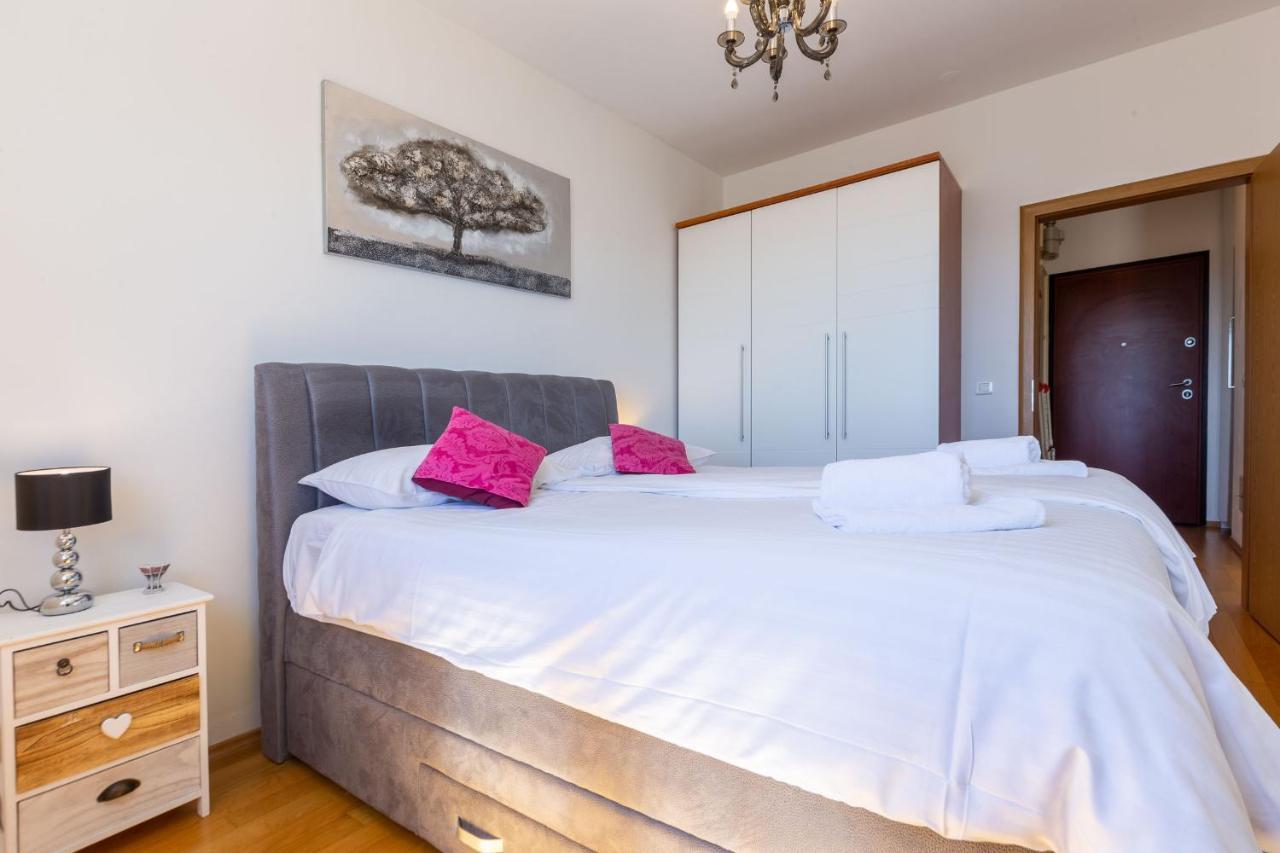 Apartament Jadran With Balcony And Parking Garage